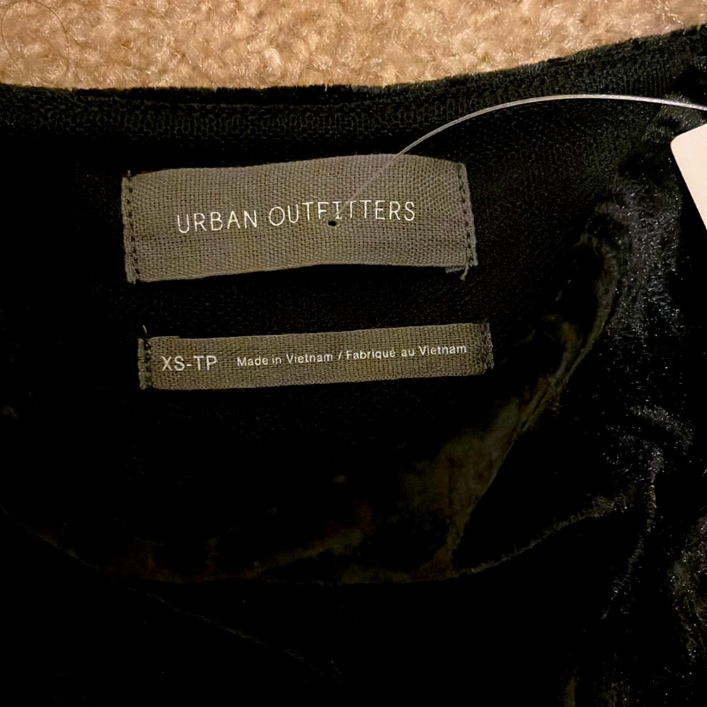 Urban outfitters, beautiful velvet dress perfect for the Christmas party!!😍 - Picture 3 of 10